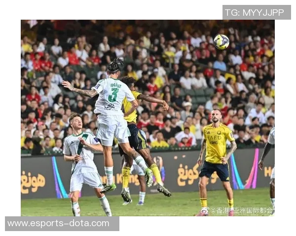 足球巨星激烈争执引发媒体热议纷纷 球场内外的激烈对抗和情感冲突